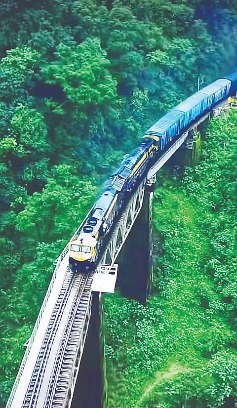 ಪಶ್ಚಿಮಘಟ್ಟದ ಬೆಟ್ಟಸಾಲಿನಲ್ಲಿ ತೆರಳುತ್ತಿರುವ ರೈಲು.