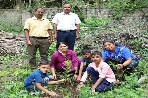 ಶಿವಮೊಗ್ಗ ಸಮೀಪದ ಗಾಜನೂರು ಜವಾಹರ ನವೋದಯ ವಿದ್ಯಾಲಯದ ಆವರಣದಲ್ಲಿ ಆರನೇ ತರಗತಿ ಮಕ್ಕಳ ತಾಯಂದಿರು ಮಗುವಿನ ಜತೆಗೆ ಗಿಡ ನೆಟ್ಟರು. ಪ್ರಾಚಾರ್ಯ ಕೆ.ಎಂ.ಜೋಸ್ ಇತರರಿದ್ದರು.
