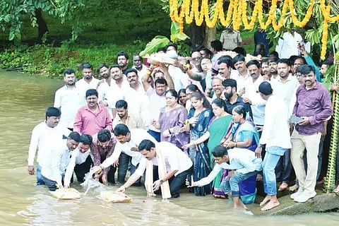 ಶಿಕಾರಿಪುರ ತಾಲೂಕಿನ ಅಂಬ್ಲಿಗೊಳ ಜಲಾಶಯಕ್ಕೆ ಬಿ.ವೈ.ರಾಘವೇಂದ್ರ ಹಾಗೂ ಬಿ.ವೈ.ವಿಜಯೇಂದ್ರ ಬಾಗಿನ ಅರ್ಪಿಸಿದರು. ಕೆ.ಎಸ್.ಗುರುಮೂರ್ತಿ, ಗಾಯತ್ರಿ ಮಲ್ಲಪ್ಪ, ಪ್ರೇಮಾ ವಿಜಯೇಂದ್ರ ಇತರರಿದ್ದರು.