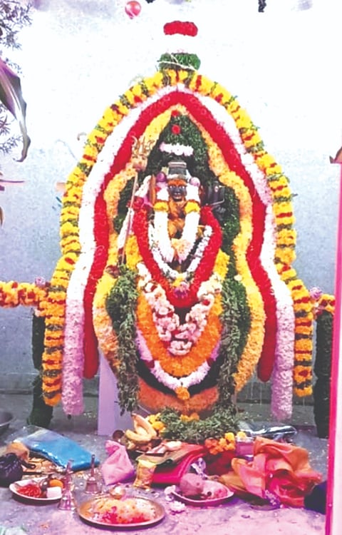 ತೊಂಡೆಬಾವಿ ಹೋಬಳಿಯ ಕಾಮಗಾನಹಳ್ಳಿ ಶ್ರೀ ಗಂಗಮಾಳಮ್ಮಗೆ ವಿಶೇಷ ಅಲಂಕಾರ ಮಾಡಲಾಗಿತ್ತು.