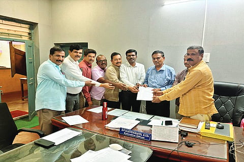ಶಾಲಾ ಮಕ್ಕಳಿಗೆ ವಿತರಿಸುತ್ತಿರುವ ಮೊಟ್ಟೆ ದರ ಪರಿಷ್ಕರಿಸಬೇಕು ಎಂದು ಒತ್ತಾಯಿಸಿ ನೌಕರರ ಸಂಘ ಹಾಗೂ ಪ್ರಾಥಮಿಕ ಶಾಲಾ ಶಿಕ್ಷಕರ ಸಂಘದ ಪದಾಧಿಕಾರಿಗಳು ಇಒಗೆ ಮನವಿ ಸಲ್ಲಿಸಿದರು. 