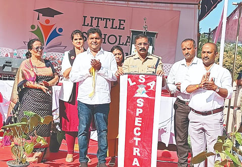 ಲಿಟಲ್ ಸ್ಕಾಲರ್ಸ್ ಅಕಾಡೆಮಿ ವತಿಯಿಂದ ಆಯೋಜಿಸಲಾದ ಸ್ಪೋರ್ಟ್ಸ್ ಸ್ಪೆಕ್ಟ್ರಾ 2026 ಕಾರ್ಯಕ್ರಮಕ್ಕೆ ಡಿವೈಸ್ ಪಿ ಮಹೇಶ್ ಕುಮಾರ್ ಚಾಲನೆ ನೀಡಿದರು. ಪ್ರಸನ್ನ, ಸತೀಶ್, ಮೀರಾ ಪೂಣಚ್ಚ, ಪ್ರತಿಮಾ , ಪೂಜಾ , ಸಜೇಶ್ ಭರತನ್ ಇದ್ದರು.