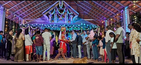  ಆದಿ ಮುತ್ತಪ್ಪನ್ ದೇವಾಲಯದ ವಾರ್ಷಿಕ ತೆರೆಯಲ್ಲಿ ನೆರೆದ ಭಕ್ತರಿಗೆ  ಆಶೀರ್ವದಿಸುತ್ತಿರುವ ದೈವ.