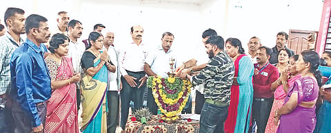 ವಿರಾಜಪೇಟೆಯಲ್ಲಿ ಧರ್ಮಸ್ಥಳ ಗ್ರಾಮಾವೃದ್ಧಿ ಯೋಜನೆ ವತಿಯಿಂದ ಆಯೋಜಿಸಿದ್ದ ಮದ್ಯವರ್ಜನ ಶಿಬಿರ ಪೂರ್ವಭಾವಿ ಸಭೆಯಲ್ಲಿ ಬಾನಂಗಡ ಅರುಣ, ಹರೀಶ್, ಜೇಮ್ಸ್, ರಜಿತ, ಸುಮನ, ಧನೇಶ್, ಶಿವಕುಮಾರ್, ಮೀನಾಕ್ಷಿ  ಇದ್ದರು.