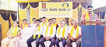 ಬಿಟ್ಟಂಗಾಲ ಅಂಬಟ್ಟಿ ಗ್ರಾಮದಲ್ಲಿರುವ ಬ್ರಹ್ಮ ಶ್ರೀ ನಾರಾಯಣ ಗುರು ಮಂದಿರದ ಆವರಣದಲ್ಲಿ ಆಯೋಜಿಸಿದ್ದ ಕಾರ್ಯಕ್ರಮದಲ್ಲಿ ಸ್ಮಿತೇಶ್ ಮಾತನಾಡಿದರು. ಮಂಜಪ್ಪ ಪೂಜಾರಿ, ಬಿ.ಆರ್.ರಾಜ, ಪುರುಷೋತ್ತಮ್, ಜನಾರ್ದನ, ಸರೋಜಾ ಗಣೇಶ್, ಚಿತ್ರಾ ಜನಾರ್ದನ, ನಾರಾಯಣ, ಎಂ.ಕೆ.ಮೋಹನ್, ಶಾಂಭಶಿವ, ಚಂದ್ರಶೇಖರ್, ಗಣೇಶ್ ಇದ್ದರು.