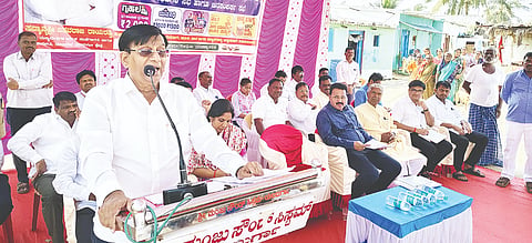 ಯಲಬುರ್ಗಾ ತಾಲೂಕಿನ ಬುಕನಟ್ಟಿ ಗ್ರಾಮದಲ್ಲಿ ಹಮ್ಮಿಕೊಂಡಿದ್ದ ಗ್ಯಾರಂಟಿ ಯೋಜನೆ ಫಲಾನುಭವಿಗಳು ಹಾಗೂ ಜನಸಂಪರ್ಕ ಸಭೆಯಲ್ಲಿ ಶಾಸಕ ಬಸವರಾಜ ರಾಯರಡ್ಡಿ ಮಾತನಾಡಿದರು. ತಹಸೀಲ್ದಾರ್ ಪ್ರಕಾಶ ನಾಶಿ, ತಾಪಂ ಇಒ ನೀಲಗಂಗಾ ಬಬಲಾದ, ಅಧಿಕಾರಿಗಳಾದ ಮಲ್ಲಿಕಾರ್ಜುನ, ಬೆಟದೇಶ ಮಾಳೇಕೊಪ್ಪ, ಅಶೋಕ ಗೌಡರ, ಲಿಂಗನಗೌಡ ಪಾಟೀಲ್ ಇತರರಿದ್ದರು.