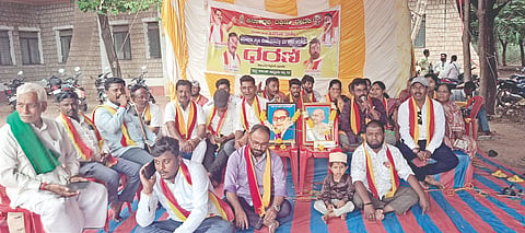 ಹುನಗುಂದ ತಾಲೂಕಿನ ತಹಸೀಲ್ದಾರ್ ಕಚೇರಿ ಎದುರು ಕರವೇ ಕಾರ್ಯಕರ್ತರು ಪ್ರತಿಭಟನೆ ನಡೆಸಿದರು. ಆಶೋಕ ಪೂಜಾರ, ಹುಸೇನ್ ಸಂದಿಮನಿ, ಪ್ರವೀಣ ವಾಲಿಕಾರ ಇತರರಿದ್ದರು.