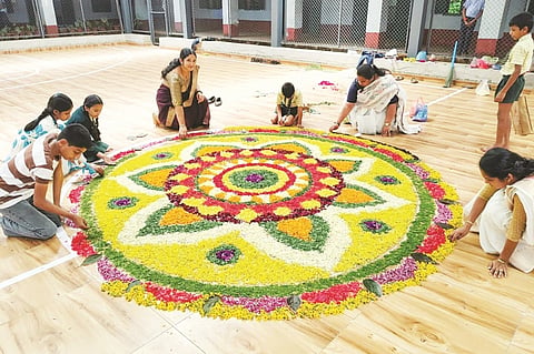 ಚೇರಂಬಾಣೆಯ ಅರುಣ ಪ್ರಾಥಮಿಕ ಶಾಲೆಯಲ್ಲಿ ವಿದ್ಯಾರ್ಥಿಗಳಿಗೆ ಆಯೋಜಿಸಿದ್ದ ಪೂಕಳಂ ಸ್ಪರ್ಧೆ ಗಮನ ಸೆಳೆಯಿತು