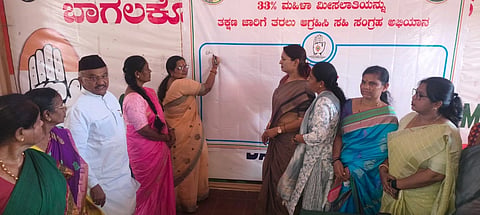 ಬಾಗಲಕೋಟೆ ಕಾಂಗ್ರೆಸ್ ಕಚೇರಿಯಲ್ಲಿ ಮಂಗಳವಾರ ಜಿಲ್ಲಾ ಮಹಿಳಾ ಕಾಂಗ್ರೆಸ್ ವತಿಯಿಂದ ಸಹಿ ಸಂಗ್ರಹ ಅಭಿಯಾನಕ್ಕೆ ಚಾಲನೆ ನೀಡಲಾಯಿತು. ಮಹಿಳಾ ಘಟಕದ ಜಿಲ್ಲಾ ಅಧ್ಯಕ್ಷೆ ಸುಮಿತ್ರಾ ಗುರಬಾಳ, ಜಿಲ್ಲಾ ಅಧ್ಯಕ್ಷ ಎಸ್.ಜಿ.ನಂಜಯ್ಯನಮಠ, ಮಂಜುಳಾ ಕಮತಗಿ ಮತ್ತಿತರರು ಇದ್ದರು.