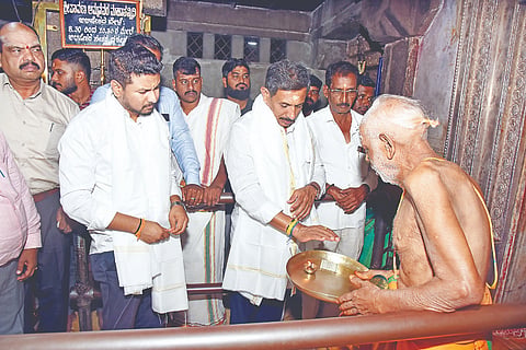 ಪೌರಾಡಳಿತ ಸಚಿವರಾದ ಬಾಲಕೃಷ್ಣ ನಂಜನಗೂಡಿನ ಶ್ರೀ ಕಂಠೇಶ್ವರ ಸ್ವಾಮಿಯ ದೇವಾಲಯಕ್ಕೆ ಭೇಟಿ ನೀಡಿ, ದೇವರಿಗೆ ವಿಶೇಷ ಪೂಜೆ ಸಲ್ಲಿಸಿದರು. ಶಾಸಕರಾದ ದರ್ಶನ್ ಧ್ರುವನಾರಾಯಣ ಇದ್ದರು.