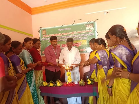 ನಂಜನಗೂಡು: ತಾಲೂಕಿನ ಕಾರೆಪುರ ಗ್ರಾಮದಲ್ಲಿ ಶ್ರೀ ಧರ್ಮಸ್ಥಳ ಗ್ರಾಮಾಭಿವೃದ್ಧಿ ಯೋಜನೆ ವತಿಯಿಂದ ಅಮ್ಮ ಜ್ಞಾನ ವಿಕಾಸ ಕೇಂದ್ರದ ಪ್ರಥಮ ವರ್ಷದ ವಾರ್ಷಿಕೋತ್ಸವ ಕಾರ್ಯಕ್ರಮವನ್ನು ಗ್ರಾಮದ ಹಿರಿಯ ಮುಖಂಡ ಶಿವಣ್ಣ ಉದ್ಘಾಟಿಸಿದರು. ಶಮಾ, ಲೋಹಿತ್ ಇತರರಿದ್ದರು.