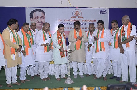 ಬಾದಾಮಿ ತಾಲೂಕಿನ ಮಹಾಕೂಟದಲ್ಲಿ ಭಾನುವಾರ ಬಿಜೆಪಿಯಿಂದ ಹಮ್ಮಿಕೊಂಡಿದ್ದ ಜಿಲ್ಲಾಮಟ್ಟದ ಪಂ.ದೀನದಯಾಳ್ ಉಪಾಧ್ಯಾಯ ಮಹಾಭಿಯಾನದ ಪ್ರಶಿಕ್ಷಣ ವರ್ಗ ಕೇಂದ್ರ ಸಚಿವ ಪ್ರಹ್ಲಾದ್ ಜೋಶಿ ಉದ್ಘಾಟಿಸಿದರು. 
