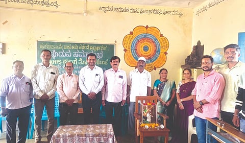 ಅರಟಾಳ ಗ್ರಾಮದ ಘಾಟಗೆ ತೋಟದ ಸರ್ಕಾರಿ ಹಿರಿಯ ಪ್ರಾಥಮಿಕ ಶಾಲೆಯಲ್ಲಿ ಹಮ್ಮಿಕೊಂಡಿದ್ದ  ಬೀಳ್ಕೊಡುಗೆ ಸಮಾರಂಭದಲ್ಲಿ ಬಿ.ಎಸ್.ಕಾಟವಾಣಿ, ಅರ್ಪಿತಾ ಢಂಗಿ, ಪವನ ಘಾಟಗೆ, ಸೋಮಣ್ಣ ಬೆಟಗೇರಿ ಇತರರಿದ್ದರು.