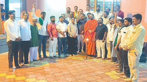 ಅಥಣಿ ಗಚ್ಚಿನಮಠದಲ್ಲಿ ಹಮ್ಮಿಕೊಂಡಿದ್ದ ಜಿಲ್ಲಾ ಹೋರಾಟ ಸಮಿತಿಯ ಪೂರ್ವಭಾವಿ ಸಭೆಯಲ್ಲಿ ಗಚ್ಚಿನಮಠದ ಶಿವಬಸವ ಸ್ವಾಮೀಜಿ, ಪ್ರಶಾಂತ ತೋಡಕರ, ರಾಜನ ಸೋಮಯ್ಯ, ಶಿವಾನಂದ ಖೋತ, ಗುರಪ್ಪ ಮಗದುಮ್ಮ, ಸಂಪತ್ತಕುಮಾರ ಶೆಟ್ಟಿ ಇತರರಿದ್ದರು.