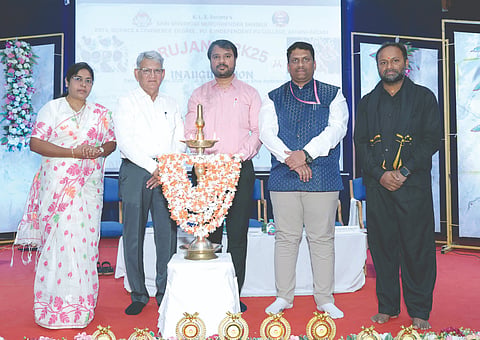 ಅಥಣಿ ಪಟ್ಟಣದಲ್ಲಿ ಹಮ್ಮಿಕೊಂಡಿದ್ದ ಸೃಜನ ಕಾರ್ಯಕ್ರಮ ಉದ್ಘಾಟನೆ ಸಮಾರಂಭದಲ್ಲಿ ಡಾ.ಎಂ.ಜಿ.ಹಂಜಿ, ಡಾ.ಆನಂದ ಗುಂಜಿಗಾವಿ, ಡಾ.ಪ್ರಶಾಂತ ಮಗದುಮ್ಮ, ಡಾ.ರೇಷ್ಮಾ ಇನಾಮದಾರ, ಶ್ರೀನಿವಾಸ ಕಣಪರ್ತಿ ಇದ್ದರು.