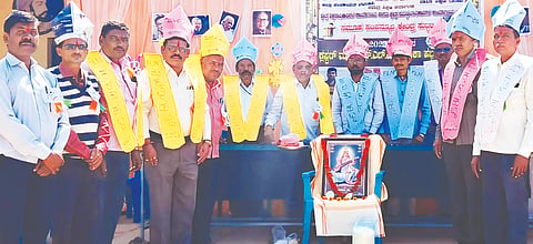 ಸುಟ್ಟಟ್ಟಿ ಸರ್ಕಾರಿ ಕನ್ನಡ ಪ್ರಾಥಮಿಕ ಶಾಲೆಯಲ್ಲಿ ಹಮ್ಮಿಕೊಂಡಿದ್ದ ಕಲಿಕಾ ಹಬ್ಬವನ್ನು ಗೌಡಪ್ಪ ಖೋತ ಉದ್ಘಾಟಿಸಿದರು. ಹನುಮಂತ ಅರ್ದಾವೂರ, ವಿ.ಎಸ್.ಕನಾಳ, ಎಂ.ಡಿ.ಚಮಕೇರಿ ಇತರರಿದ್ದರು.