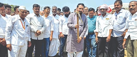 ಯಲ್ಲಮ್ಮವಾಡಿ ಗ್ರಾಮದ ಹೀರೆಹಳ್ಳಕ್ಕೆ ಸೇತುವೆಸಹಿತ ಬಾಂದಾರ ಕಾಮಗಾರಿಗೆ ಶಾಸಕ ಲಕ್ಷ್ಮಣ ಸವದಿ ಚಾಲನೆ ನೀಡಿದರು. ಶ್ಯಾಮರಾವ ಪೂಜಾರಿ, ಅನಿಲ ಮುಳಿಕ, ಎಸ್.ಎಸ್.ಮಾಕಾಣಿ, ಪ್ರಹ್ಲಾದ ಪೂಜಾರಿ ಇತರರಿದ್ದರು.
