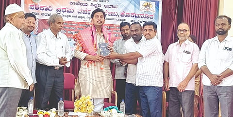ಕೊಕಟನೂರ ಗ್ರಾಮದ ಸರ್ಕಾರಿ ಪ್ರಥಮದರ್ಜೆ ಮಹಾವಿದ್ಯಾಲಯದಲ್ಲಿ ಹಮ್ಮಿಕೊಂಡಿದ್ದ ಕಾರ್ಯಕ್ರಮದಲ್ಲಿ ಚಿದಾನಂದ ಸವದಿ ಅವರನ್ನು ಸನ್ಮಾನಿಸಲಾಯಿತು. ಡಾ.ಬಾಳಾಸಾಹೇಬ ಲೋಕಾಪುರ, ಶ್ಯಾಮರಾವ್ ಪೂಜಾರಿ, ಡಾ.ಪ್ರಭಾಕರ ಖ್ಯಾಡಿ ಇತರರಿದ್ದರು.