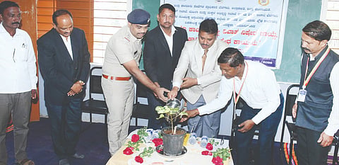 ಹಲ್ಯಾಳ ಗ್ರಾಮದ ಸರ್ಕಾರಿ ಪ್ರೌಢಶಾಲೆಯಲ್ಲಿ ಹಮ್ಮಿಕೊಂಡಿದ್ದ ಕಾನೂನು ಅರಿವು-ನೆರವು ಕಾರ್ಯಕ್ರಮವನ್ನು ನಾಮದೇವ ಸಾಲಮಂಟಪಿ ಉದ್ಘಾಟಿಸಿದರು. ಎನ್.ಎಸ್.ಬಾಗಿ, ಗಿರಿಮಲ್ಲಪ್ಪ ಉಪ್ಪಾರ, ಎಲ್.ಎಸ್.ಕಾಳೆ, ಎನ್.ಎಸ್.ಉಗಾರೆ, ಬಿಇಒ ಮಲ್ಲಪ್ಪ ಮುಂಜೆ ಇತರರಿದ್ದರು.