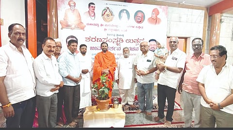 ಅಥಣಿ ಗಚ್ಚಿನಮಠದಲ್ಲಿ ಹಮ್ಮಿಕೊಂಡಿದ್ದ ಜೀವನದರ್ಶನ ಪ್ರವಚನ ಉದ್ಘಾಟನಾ ಕಾರ್ಯಕ್ರಮದಲ್ಲಿ ಶಿವಬಸವ ಸ್ವಾಮೀಜಿ, ಸಿದ್ಧರಾಮ ಸ್ವಾಮೀಜಿ, ಪ್ರಕಾಶ ಮಹಾಜನ, ಶಿವಾನಂದ ದಿವಾನಮಳ ಇತರರಿದ್ದರು.