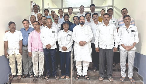 ವಿಶ್ವ ಯೋಗ ದಿನಾಚರಣೆ ಪೂರ್ವಭಾವಿ ಸಭೆಯಲ್ಲಿ ಶಾಸಕ ಲಕ್ಷ್ಮಣ ಸವದಿ, ಸಂಜಯ ಕುಸ್ತಿಗಾರ, ಎಸ್.ಕೆ.ಹೊಳೆಪ್ಪನವರ ಇತರರಿದ್ದರು.