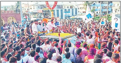 ಅಥಣಿಗೆ  ಆಗಮಿಸಿದ ಸಚಿವ ಲಕ್ಷ್ಮಣ ಸವದಿ ಅವರನ್ನು ಅಭಿಮಾನಿಗಳು ಅದ್ದೂರಿಯಾಗಿ ಸ್ವಾಗತಿಸಿಕೊಂಡರು.