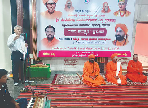 ಅಥಣಿ ಗಚ್ಚಿನಮಠದ ಶ್ರಾವಣಮಾಸದ ಅಂಗವಾಗಿ ಬಸವ ಸಂಸ್ಕೃತಿ ಪ್ರವಚನ ಸಮಾರಂಭದಲ್ಲಿ ಡಾ.ಎಂ.ಜಿ.ಹಂಜಿ ಮಾತನಾಡಿದರು. ಶಿವಬಸವ ಸ್ವಾಮೀಜಿ, ಪ್ರಭುಚನ್ನಬಸವ ಸ್ವಾಮೀಜಿ ಇತರರಿದ್ದರು.