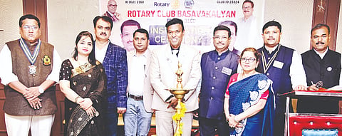 ಬಸವಕಲ್ಯಾಣ ಇತ್ತೀಚೆಗೆ ನಡೆದ ರೋಟರಿ ಸಂಸ್ಥೆಯ 2026-27 ಸಾಲಿಗೆ ಪದಾಧಿಕಾರಿಗಳ ಪದಗ್ರಹಣಸಮಾರಂಭವನ್ನು ಪದಗ್ರಹಣಾಧಿಕಾರಿ ಡಾ.ರಘು ಕೃಷ್ಣಮೂರ್ತಿ ಉದ್ಘಾಟಿಸಿದರು. ನಿತಿನ್​ ಕರ್ಪೂರ, ಉಮೇಶ ಶೀಲವಂತ, ಪ್ರಭುಲಿಂಗ ರಾಸೂರೆ, ದತ್ತಾತ್ರೇಯ ಪರಶುರಾಮ, ನಾಗನಾಥ ಮುಕ್ತಾ ಇತರರಿದ್ದರು.