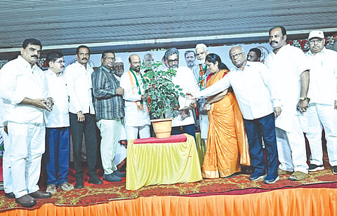 ಬಸವಕಲ್ಯಾಣದಲ್ಲಿ ಶುಕ್ರವಾರ ಹಮ್ಮಿಕೊಂಡಿದ್ದ ಕಾಂಗ್ರೆಸ್​ ಪಕ್ಷದ ಸಂಘಟನಾ ನೃಜನ್​ ಅಭಿಯಾನ ಕಾರ್ಯಕ್ರಮವನ್ನು ಎಐಸಿಸಿ ವೀಕ ರಾಜೇಶ್​ ಲಿಲೋಥಿಯಾ ಉದ್ಘಾಟಿಸಿದರು. ಭೀಮರಾವ್​ ಪಾಟೀಲ್​,  ನೀಲಕಂಠ ರಾಠೋಡ್​, ಧನರಾಜ ತಾಳಂಪಳ್ಳಿ, ಮಿರ್​ ಅಜರ್​ಅಲಿ ನವರಂಗ್​ ಇತರರಿದ್ದರು.