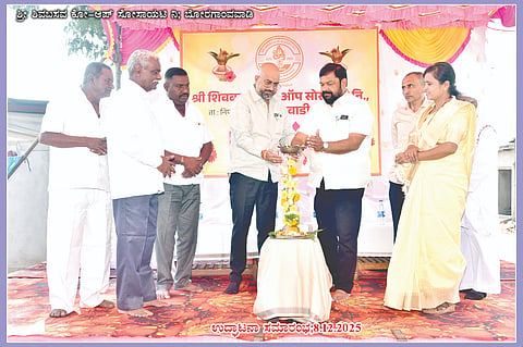 ಬೋರಗಾಂವಾಡಿಯಲ್ಲಿ ಹಮ್ಮಿಕೊಂಡಿದ್ದ ಶಿವಬಸವ ಕೋ-ಆಪ್ ಸೊಸೈಟಿಯನ್ನು ಜಗದೀಶ ಕವಟಗಿಮಠ ಉದ್ಘಾಟಿಸಿದರು. ಸಂಜಯ ಶಿಂತ್ರೆ, ಗೀತಾಂಜಲಿ ಮಾನೆ, ಭರತ ಜಂಗಟೆ, ಸದಾಶಿವ ಭದರಗಡೆ, ಗೋವಿಂದ ಪಾಟೀಲ, ಮಲಕಾರಿ ಕೋಳಿ ಇದ್ದರು.