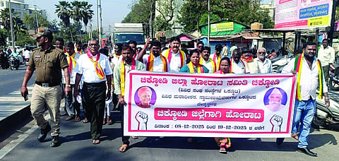 ಚಿಕ್ಕೋಡಿ ಜಿಲ್ಲೆಯನ್ನಾಗಿ ೋಷಣೆ ಮಾಡುವಂತೆ ಒತ್ತಾಯಿಸಿ ಚಿಕ್ಕೋಡಿ ಮಿನಿ ವಿಧಾನಸೌಧದವರೆಗೆ ಪ್ರತಿಭಟನಾ ಮೆರವಣಿಗೆ ನಡೆಸಿದರು. ಎಸ್.ವೈ.ಹಂಜಿ, ರುದ್ರಪ್ಪ ಸಂಗಪ್ಪಗೋಳ, ಸುರೇಶ ಬ್ಯಾಕುಡೆ, ನಾಗೇಶ ಮಾಳಿ ಇತರರಿದ್ದರು.