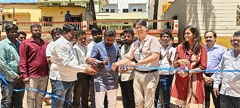 ದೊಡ್ಡಬಳ್ಳಾಪುರದ ಕೆಂಪೇಗೌಡನಗರದಲ್ಲಿ ಸಿಎಸ್​ಆರ್​ ನಿಧಿಯಡಿ ಅಭಿವೃದ್ಧಿಪಡಿಸಿದ ಉದ್ಯಾನವನ್ನು ಶಾಸಕ ಧೀರಜ್​ ಮುನಿರಾಜು ಲೋಕಾರ್ಪಣೆ ಮಾಡಿದರು. ನಗರಸಭೆ ಪೌರಾಯುಕ್ತ ಕಾರ್ತಿಕೇಶ್ವರ್​, ನಗರಸಭೆ ಉಪಾಧ್ಯಕ್ಷ ಮಲ್ಲೇಶ್​, ಮುಖಂಡ ಓಬದೇನಹಳ್ಳಿ ಮುನಿಯಪ್ಪ, ಫಾಕ್ಸ್​ಕಾನ್​ ಕಂಪನಿಯ ಕ್ಯಾಂಪಸ್​ ತಂಡದ ಮುಖ್ಯಸ್ಥ ಜೇಸನ್​, ಆರ್​.ಎಸ್​.ಎಂ ಮುಖ್ಯಸ್ಥ ಶ್ಲೀಫ್​ ಇದ್ದರು.
