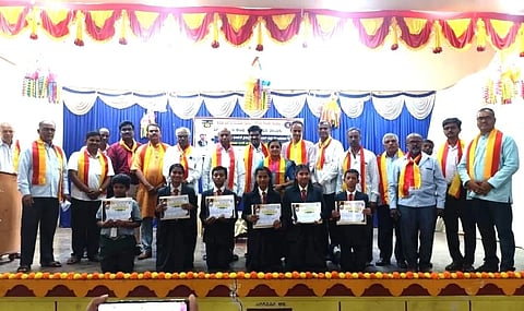 ದೊಡ್ಡಬಳ್ಳಾಪುರದ ಕನ್ನಡ ಜಾಗೃತ ಭವನದಲ್ಲಿ ಹಮ್ಮಿಕೊಂಡಿದ್ದ ಸರ್​ ಸಿ.ವಿ ರಾಮನ್​ ಪುಸ್ತಕ ಓದಿ ಬಹುಮಾನ ಗೆಲ್ಲಿ ಸ್ಪರ್ಧೆಯ ವಿಜೇತರಿಗೆ ಬಹುಮಾನ ವಿತರಿಸಲಾಯಿತು. ವಿಕಾಸ ಪ್ರಶಿಕ್ಷಣ ಕೇಂದ್ರದ ಡಾ.ಎ.ಒ.ಆವಲಮೂರ್ತಿ, ಕಾರ್ಯಕ್ರಮದ ಸಂಚಾಲಕ ವೆಂಕಟರಾಜು ಇದ್ದರು. 