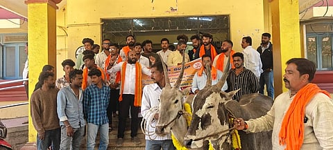  ದೊಡ್ಡಬಳ್ಳಾಪುರದ ತಾಲೂಕು ಕಚೇರಿ ಮುಂದೆ ಗೋಹತ್ಯೆ ನಿಷೇಧ ಕಾಯ್ದೆ ತಿದ್ದುಪಡಿ ಖಂಡಿಸಿ ಜಿಲ್ಲಾ ವಿಶ್ವ ಹಿಂದು ಪರಿಷದ್​ ಗೋವಿನೊಟ್ಟಿಗೆ ಪ್ರತಿಭಟನೆ ನಡೆಸಿದರು. ವಿಶ್ವ ಹಿಂದು ಪರಿಷದ್​ ಜಿಲ್ಲಾ ಕಾರ್ಯದರ್ಶಿ ರವಿ, ಬಜರಂಗದಳ ಜಿಲ್ಲಾ ಸುರಕ್ಷಾ ಪ್ರಮುಖ್​ ಪವನ್​ ಸ್ವಾಮಿ, ಮುಖಂಡರಾದ ಚಂದನ್​, ನಾಗರಾಜ್​, ನರಸಿಂಹ, ದೀಪಕ್​ ರಾಹುಲ್​, ಕಾರ್ಯಕರ್ತರು ಇದ್ದರು.