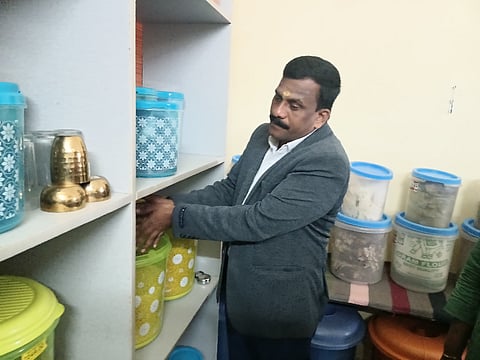 ದೊಡ್ಡಬಳ್ಳಾಪುರದ ಕೊಡಿಗೇಹಳ್ಳಿ ವಸತಿ ನಿಲಯದಲ್ಲಿನ ಬೇಳೆಕಾಳುಗಳನ್ನು ರಾಜ್ಯ ಮಕ್ಕಳ ಹಕ್ಕುಗಳ ರಕ್ಷಣಾ ಆಯೋಗದ ಅಧ್ಯಕ್ಷ ಶಶಿಧರ್​ ಕೋಸಂಬೆ ಪರಿಶೀಲಿಸಿದರು. 