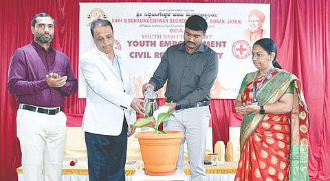 ಗೋಕಾಕ ನಗರದ ಶ್ರೀ ಸಿದ್ಧಲಿಂಗೇಶ್ವರ ಪದವಿ ಮಹಾವಿದ್ಯಾಲಯದಲ್ಲಿ ಹಮ್ಮಿಕೊಂಡಿದ್ದ ಕಾರ್ಯಾಗಾರವನ್ನು ಗಣ್ಯರು ಉದ್ಘಾಟಿಸಿದರು. ಸಂತೋಷ ಕಾಮಗೌಡ, ಗುರುದೇವ ಸಿದ್ದಾಪುರಮಠ, ಅಡಿವೇಶ ಗವಿಮಠ ಇತರರಿದ್ದರು.