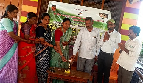 ಎಚ್.ಡಿ.ಕೋಟೆ ತಾಲೂಕಿನ ಮಾಚನಾಯಕನಹಳ್ಳಿ ಗ್ರಾಮದಲ್ಲಿ ಶ್ರೀ ಕ್ಷೇತ್ರ ಧರ್ಮಸ್ಥಳ ಗ್ರಾಮ ಅಭಿವೃದ್ಧಿ ಸಂಸ್ಥೆ ವತಿಯಿಂದ ಹಮ್ಮಿಕೊಂಡಿದ್ದ ಕೃಷಿ ಕಾರ್ಯಾಗಾರಕ್ಕೆ ಕೃಷಿ ತರಬೇತುದಾರ ಮಂಜುನಾಥ್ ಚಾಲನೆ ನೀಡಿದರು. ಬಿ.ಜೆ.ರಾಜು, ಭಾರತಿ, ಜಯಲಕ್ಷ್ಮೀ, ನಾರಾಯಣ, ಪುಟ್ಟಮ್ಮ ಇದ್ದರು. 