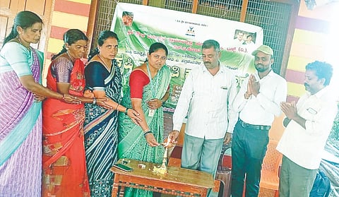 ಎಚ್.ಡಿ.ಕೋಟೆ ತಾಲೂಕಿನ ಮಾಚನಾಯಕನಹಳ್ಳಿ ಗ್ರಾಮದಲ್ಲಿ ಶ್ರೀ ಕ್ಷೇತ್ರ ಧರ್ಮಸ್ಥಳ ಗ್ರಾಮ ಅಭಿವೃದ್ಧಿ ಸಂಸ್ಥೆ ವತಿಯಿಂದ ಹಮ್ಮಿಕೊಂಡಿದ್ದ ಕೃಷಿ ಕಾರ್ಯಾಗಾರಕ್ಕೆ ಕೃಷಿ ತರಬೇತುದಾರ ಮಂಜುನಾಥ್ ಚಾಲನೆ ನೀಡಿದರು. ಬಿ.ಜೆ.ರಾಜು, ಭಾರತಿ, ಜಯಲಕ್ಷ್ಮೀ, ನಾರಾಯಣ, ಪುಟ್ಟಮ್ಮ ಇದ್ದರು. 