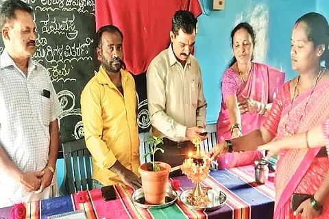 ಹೊಳೆಹೊನ್ನೂರು ಸಮೀಪ ಅರಬಿಳಚಿ ವಡ್ಡರಹಟ್ಟಿ ಗ್ರಾಮದ ಸರ್ಕಾರಿ ಪ್ರಾಥಮಿಕ ಶಾಲೆಯಲ್ಲಿ ಆಯೋಜಿಸಿದ್ದ ಕಲಿಕಾ ಸಾಮಗ್ರಿ ವಿತರಣೆ ಕಾರ್ಯಕ್ರಮವನ್ನು ಎಸ್‌ಡಿಎಂಸಿ ಅಧ್ಯಕ್ಷೆ ಗೀತಾ ಉದ್ಘಾಟಿಸಿದರು. ರಾಜಪ್ಪ, ಕಾರ್ತಿಕ್, ಶೋಭಾ ಇತರರಿದ್ದರು.