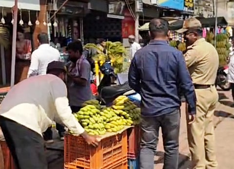 ಹುಕ್ಕೇರಿ ಪಟ್ಟಣ ಬಸ್ ನಿಲ್ದಾಣದ ಬಳಿ ಫುಟಪಾತ್ ಅತಿಕ್ರಮಣ ತೆರವು ಕಾರ್ಯಾಚರಣೆ ನಡೆಯಿತು.