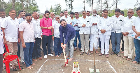 ಸಂಕೋನಟ್ಟಿ ಗ್ರಾಮದಲ್ಲಿ ಜೋಡಿ ಗೋಪುರಗಳ ಕಾಮಗಾರಿ ಉದ್ಘಾಟನಾ ಕಾರ್ಯಕ್ರಮದಲ್ಲಿ ಶಾಸಕ ಲಕ್ಷ್ಮಣ ಸವದಿ ಅವರನ್ನು ಸನ್ಮಾನಿಸಲಾಯಿತು. ದುಂಡಪ್ಪ ಗುಲಚಿ, ಗುರುರಾಜ ಸಂಪನ್ನವರ, ರಾಜೇಂದ್ರ ದೇಸಾಯಿ, ಬಸಯ್ಯ ಅವರವಾಡ, ಅನಿಲ ದೇಶಪಾಂಡೆ, ಮಂಜುನಾಥ ಅಪ್ಪಣ್ಣವರ, ಎಸ್.ಜಿ.ಹಮ್ಮಣ್ಣವರ, ಎಂ.ಎ.ಕುಂದಗೋಳ ಇತರರಿದ್ದರು.