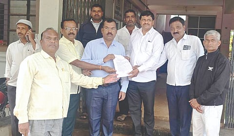 ಹುಕ್ಕೇರಿ ತಹಸೀಲ್ದಾರ್ ಬಲರಾಮ ಕಟ್ಟಿಮನಿಗೆ ತಾಲೂಕು ಕೃಷಿಕ ಸಮಾಜದ ಸದಸ್ಯರು ಮನವಿ ಸಲ್ಲಿಸಿದರು. ಬಿ.ಕೆ.ಮಗೆಣ್ಣವರ, ಸಂಜಯ ಹುದಲಿಮಠ, ಅಶೋಕ ನಾಯಿಕ ಇತರರಿದ್ದರು.