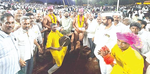 ಬೆಲ್ಲದ ಬಾಗೇವಾಡಿ ಜಡಿಸಿದ್ಧೇಶ್ವರ ಜಾತ್ರಾ ಮಹೋತ್ಸವದಲ್ಲಿ ಕುಸ್ತಿ ಪಂದ್ಯಾವಳಿ ವಿಜೇತರಿಗೆ ಶಾಸಕ ನಿಖಿಲ ಕತ್ತ್ತಿ ಮತ್ತು ಪವನ ಕತ್ತಿ ಬಹುಮಾನ ವಿತರಿಸಿದರು. ಬಸವರಾಜ ಪಾಟೀಲ, ದೀಪಕ ಮುರಗಾಲಿ, ಅಶೋಕ ಪಾಟೀಲ ಇತರರಿದ್ದರು.