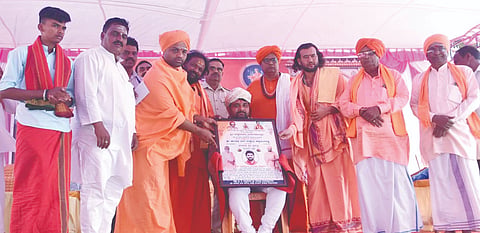 ಚಿಕ್ಕಮುನವಳ್ಳಿ ಆರೂಢ ಮಠದಲ್ಲಿ ಹಮ್ಮಿಕೊಂಡಿದ್ದ ಸಮಾರಂಭದಲ್ಲಿ ಶಶಿಕಾಂತ ಗುರೂಜಿಗೆ ಆರೂಢ ಶ್ರೀ ಪ್ರಶಸ್ತಿ ಪ್ರದಾನ ಮಾಡಲಾಯಿತು. ಶಿವಪುತ್ರ ಸ್ವಾಮೀಜಿ, ವೀರೇಶ್ವರ ಸ್ವಾಮೀಜಿ ಇತರರಿದ್ದರು.