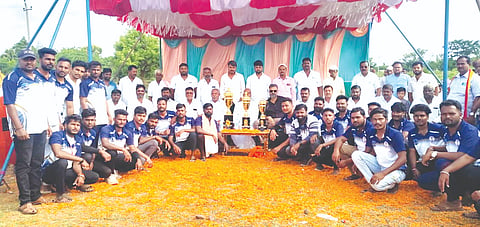 ಕಡಬಿಯಲ್ಲಿ ಹಮ್ಮಿಕೊಂಡಿದ್ದ ಹ್ಾ ಪಿಚ್ ಕ್ರಿಕೆಟ್ ಪಂದ್ಯಾವಳಿಯಲ್ಲಿ ವಿಜೇತರಾದವರಿಗೆ ಶಾಸಕ ವಿಶ್ವಾಸ ವೈದ್ಯ ಬಹುಮಾನ ವಿತರಿಸಿದರು. ಪ್ರಕಾಶ ಸುಣಧೋಳಿ, ನೀಲಕಂಠ ಸಿದ್ದಬಸಣ್ಣವರ, ಶಂಕರ ಇಟ್ನಾಳ ಇತರರಿದ್ದರು.