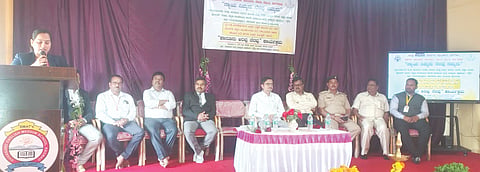 ಕಾಗವಾಡ ಪಟ್ಟಣದಲ್ಲಿ ಹಮ್ಮಿಕೊಂಡಿದ್ದ ಕಾನೂನು ಅರಿವು-ನೆರವು ಕಾರ್ಯಕ್ರಮದಲ್ಲಿ ಸಿವಿಲ್ ನ್ಯಾಯಾಧೀಶೆ ರೂಪಾ ಚಿನವರ ಮಾತನಾಡಿದರು. ಪಿ.ಎಸ್.ಕನ್ನಾಳ, ರವೀಂದ್ರ ಹಾದಿಮನಿ, ವೀರಣ್ಣ ವಾಲಿ ಇತರರಿದ್ದರು.