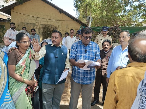 ಕಾರವಾರ ಜಿಲ್ಲಾಧಿಕಾರಿ ಕಚೇರಿಯ ಎದುರು ಪ್ರತಿಭಟನೆ ನಡೆಸಲಾಯಿತು.
