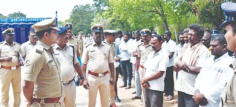ಕೆಜಿಎಫ್​ನ ಡಿಎಆರ್​ ಕವಾಯತು ಮೈದಾನದಲ್ಲಿ ಹಮ್ಮಿಕೊಂಡಿದ್ದ ರೌಡಿ ಪರೇಡ್​ನಲ್ಲಿ ಎಸ್​ಪಿ ಶಿವಾಂಶು ರಜಪೂತ್​, ಡಿವೈಎಸ್​ಪಿ ವಿ.ವಿ.ಲಕ್ಷ್ಮೀಪತಯ್ಯ ಅವರು ರೌಡಿಶೀಟರ್​ಗಳಿಗೆ  ಅಪರಾಧ ಕೃತ್ಯಗಳಲ್ಲಿ ಭಾಗಿಯಾಗದಂತೆ ಎಚ್ಚರಿಕೆ ನೀಡಿದರು.