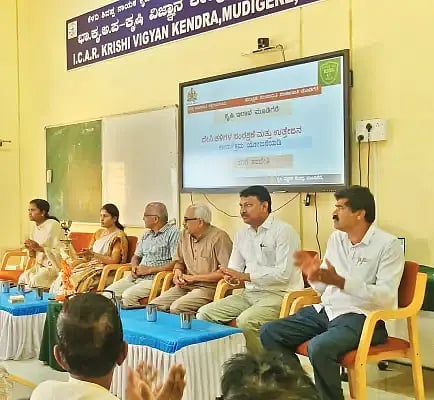 ಮೂಡಿಗೆರೆ ಕೃಷಿ ವಿಜ್ಞಾನ ಕೇಂದ್ರದಲ್ಲಿ ನಡೆದ ದೇಸಿ ಭತ್ತದ ತಳಿ ಕಾರ್ಯಾಗಾರದಲ್ಲಿ ಕೃಷಿ ವಿಜ್ಞಾನಿಗಳು ಮತ್ತು ಅಧಿಕಾರಿಗಳು ರೈತರೊಂದಿಗೆ ಸಂವಾದ ನಡೆಸಿದರು. ಡಾ. ಎ.ಟಿ.ಕೃಷ್ಣಮೂರ್ತಿ, ಪೂರ್ಣೇಶ್, ಕುಮುದಾ, ಸುಮಾ, ಗೀತಾ ಇತರರಿದ್ದರು.