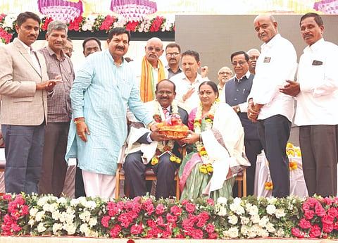 ಮಜಲಟ್ಟಿ ಗ್ರಾಮದ ಸರ್ಕಾರಿ ಪದವಿಪೂರ್ವ ಕಾಲೇಜಿನಲ್ಲಿ ಆನಂದ ಕೋಳಿ ದಂಪತಿಯನ್ನು ಸನ್ಮಾನಿಸಲಾಯಿತು. ದರ್ಯೋಧನ ಐಹೊಳೆ, ಮಹೇಶ ಭಾತೆ, ಬಸಪ್ಪ ಸಂಗಪ್ಪಗೋಳ ಇತರರಿದ್ದರು.